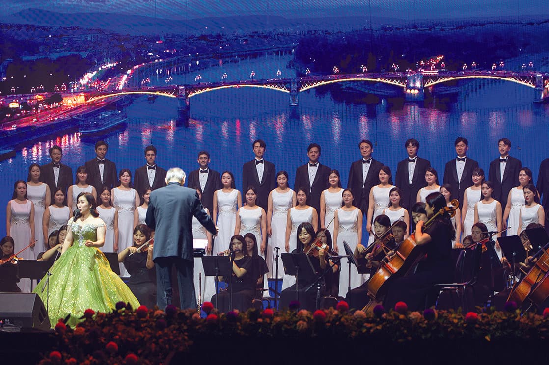 Gracias Choir & Orchestra Performance
